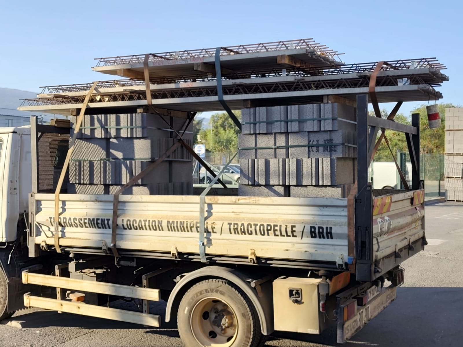 Benne chargée de gravier — transport de matières — La Réunion 974