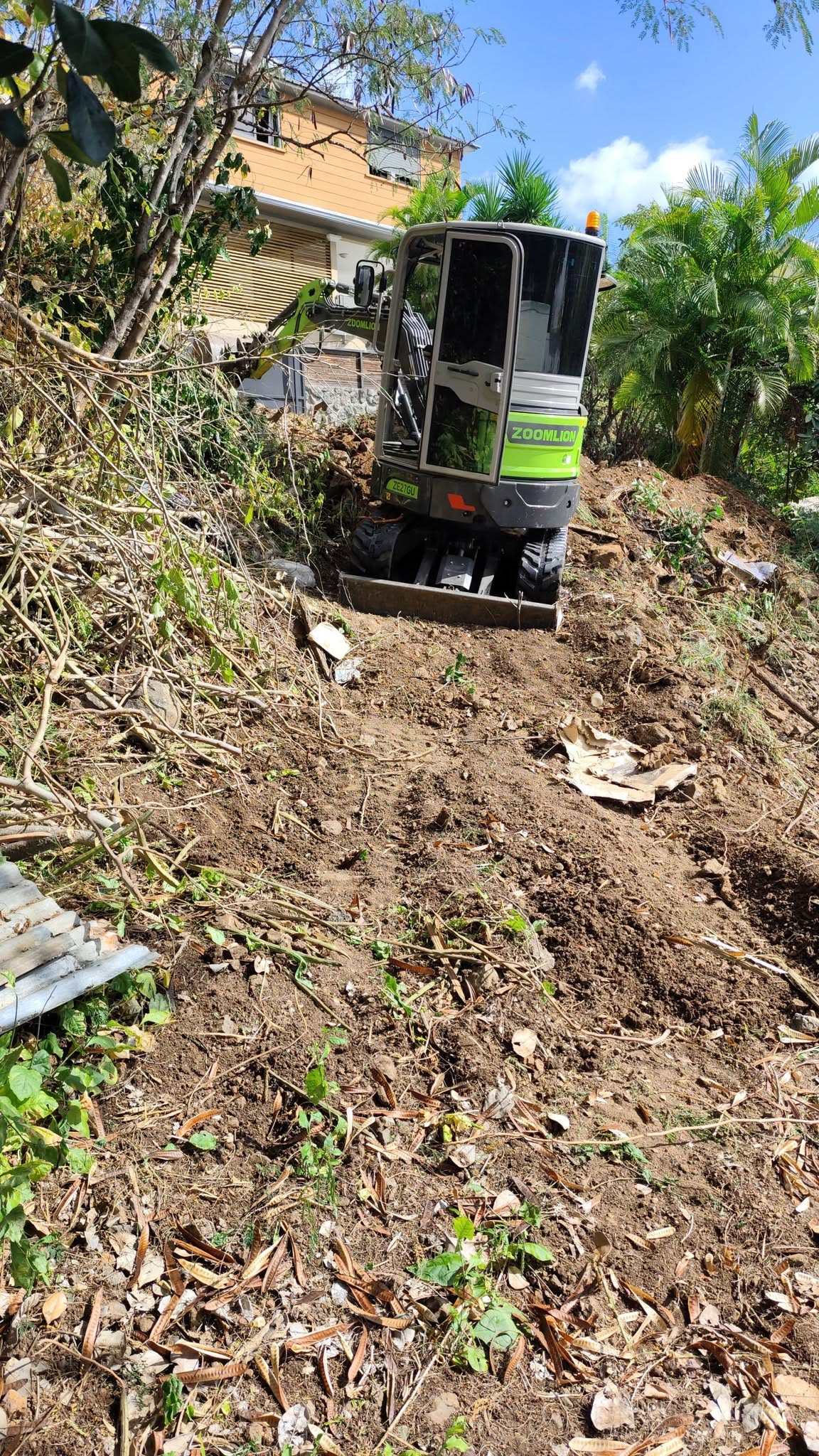 Tractopelle en action — terrassement La Réunion 974